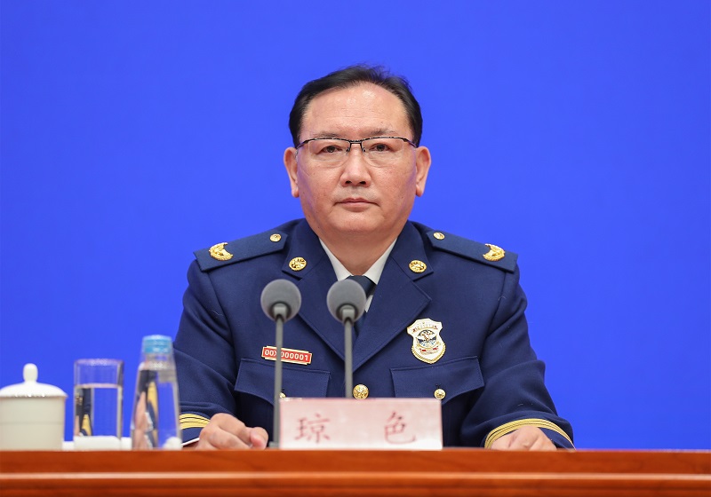 操大胖女人的逼片应急部党组成员、消防救援局局长琼色出席新闻发布会